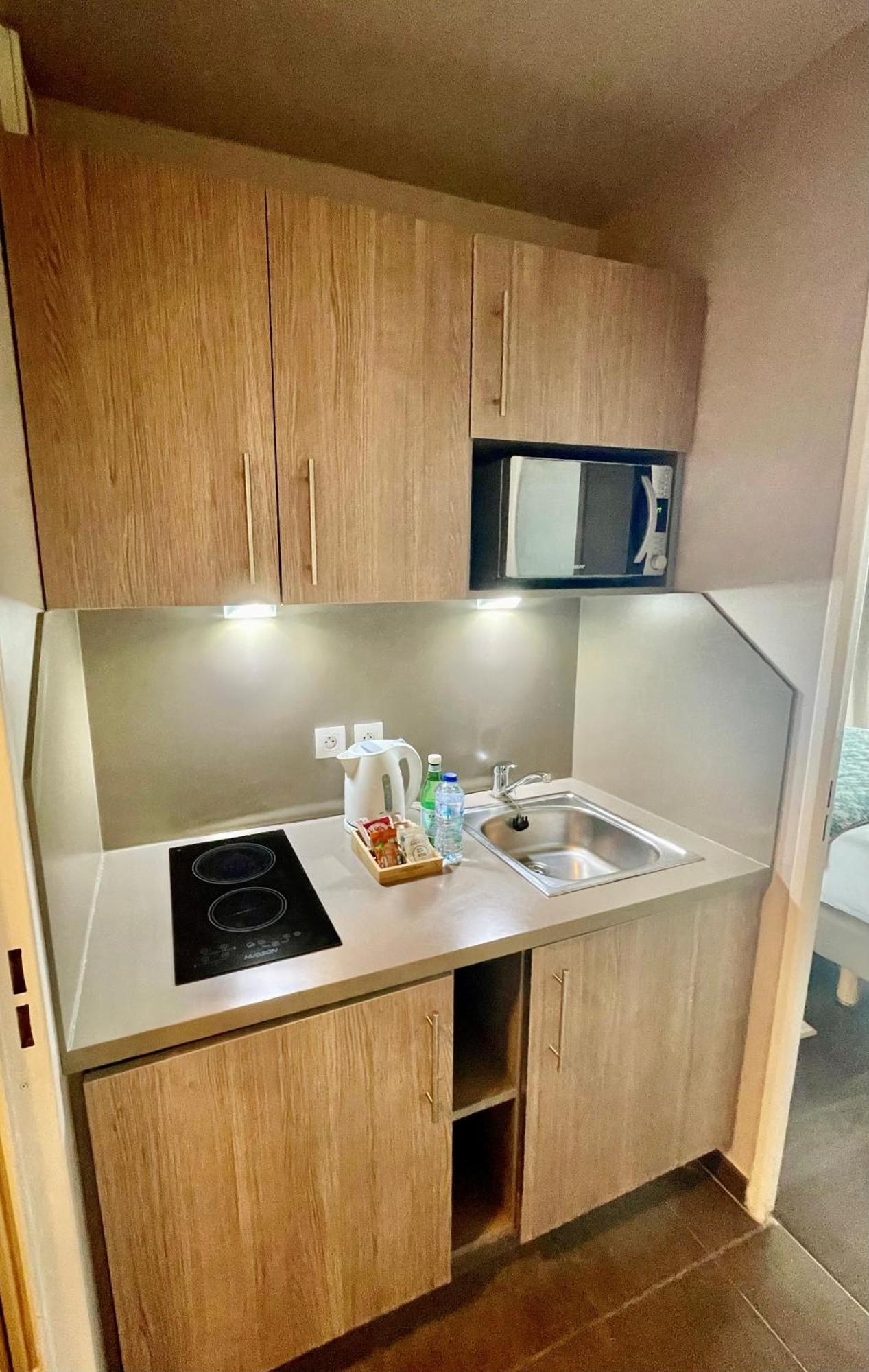Aparthotel Residhome Paris-guyancourt 3*